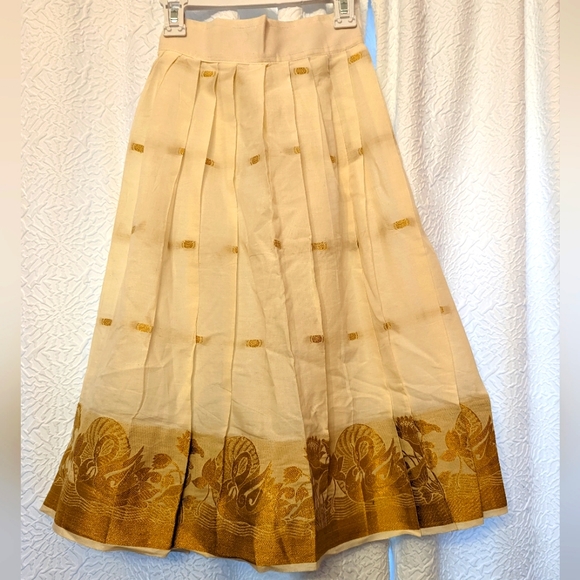 Little Girls Indian Lehnga set in ivory and gold size 24 - Picture 2 of 3